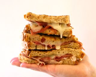 Tosta de Leitão e Queijo Amanteigado