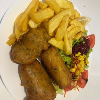 Churros de pescado con papas fritas y ensalada mixta