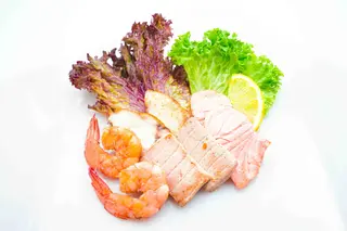 44. Pesce misto con salsa satay alla piastra