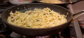 Телиатели с пиле, скариди, сметанов сос и куркума