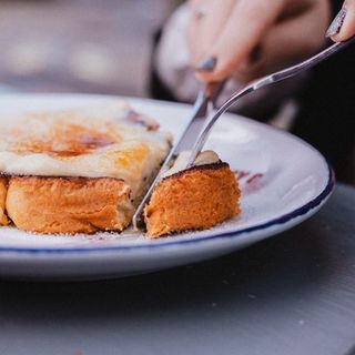 Torrija de brioche con crema de galleta caramelizada