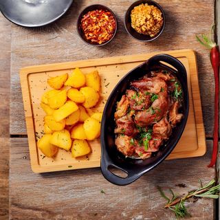 Бавно готвено и обезкостено свинско джоланче (600г)