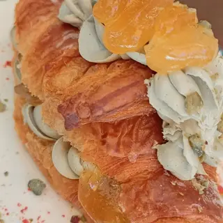 Croissant relleno de Mousse Pistacho y Fruta de la Pasion