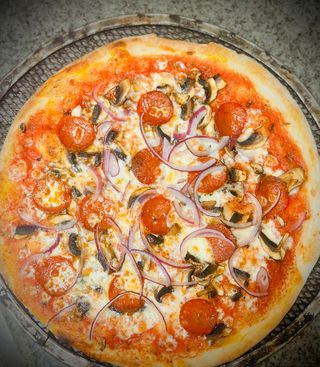 Pizza De Pepperoni Con Champiñones Y Cebolla (36 Cm.)