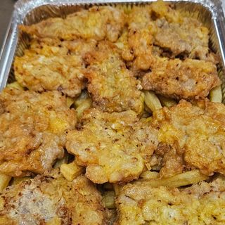 Escalopines de pollo con patatas y salsa