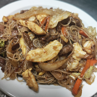 Fideos De Arroz Frito Con Tres Delicias