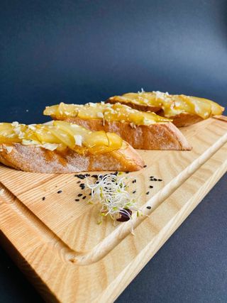 Брускета з грушею та дорблю