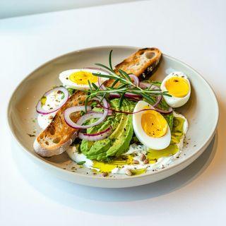 Salata cu ou si avocado, signature by Casa Bistro