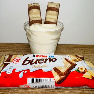 Bicchiere di fior di latte con barretta kinder bueno white
