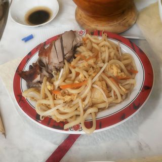 Tallarín Udon Frito Con Ternera