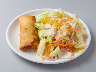 Rollo de primavera con ensalada china