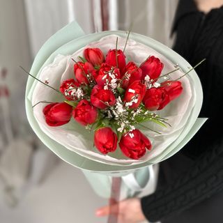 15 червоних тюльпанів та біла геніста