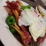 Patatas, pimientos de padrón y jamón ibérico de bellota