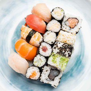 43. Sushi misto maki - 16 pezzi