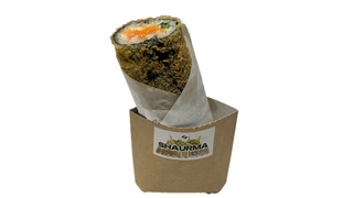 Fusion - Shaurma sushi z krewetką i łososiem w sosie teriyaki.