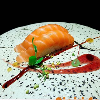 N 01 Nigiri salmone  2 pezzi