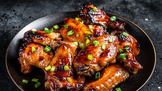 Пилешки крилца със соев сос (300г)