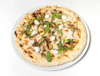 Пицца с грибами и курицей