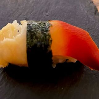 Nigiri Almeja Roja crudo (1 ud.)