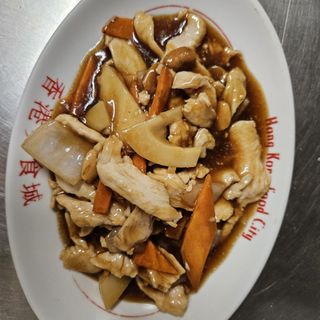 Pollo con salsa de almendras y verduras