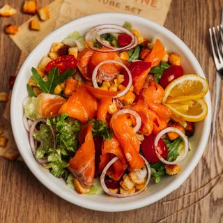 Salată cu somon afumat