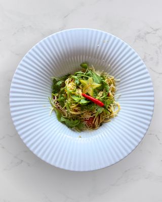 Makaron aglio olio z oliwą czosnkową, chilli
