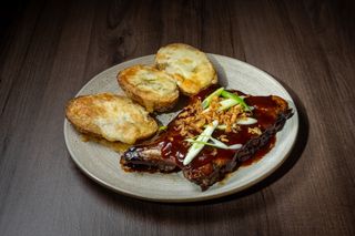 Costita de porc cu cartofi umpluti cu unt aromat si branza