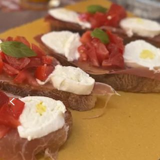 Bufala pomodori e basilico