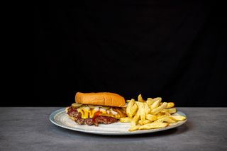 Smash Burger con queso y patatas