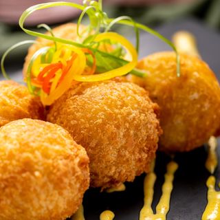 Boliyucas rellenas de queso con salsa huancaina x 4 unid