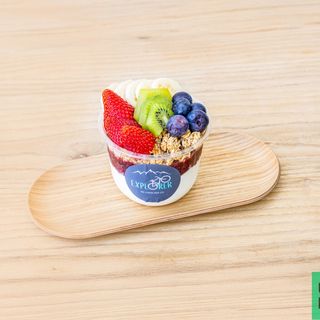Yoghurt, granola and fruit 250ml