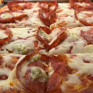 Trancio con salame piccante e gorgonzola