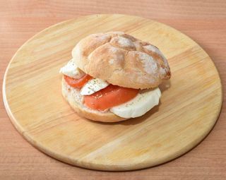 Caprese, pomodoro, mozzarella, olio e origano