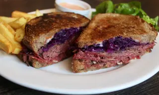 Rueben sandwich with Pastrami // რუბენ სენდვიჩი პასტრამით