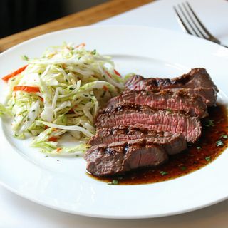 Ceafa de porc la gratar cu salata de varza