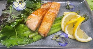 Сьомга филе с аспержи