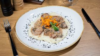 Mușchiuleț de porc cu sos brun, praz și ciuperci