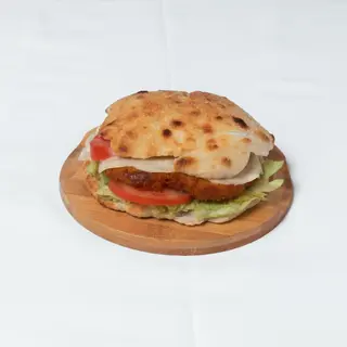 Cotoletta, scamorza, pomodorini e insalata