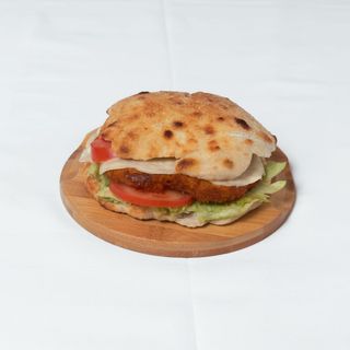 Cotoletta, scamorza, pomodorini e insalata