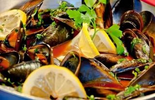 Midii proaspete (in cochilie) cu sos de rosii, patrunjel