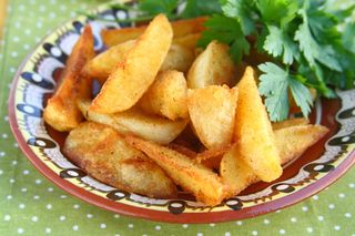 Пържени картофки по селски с чеснов сос