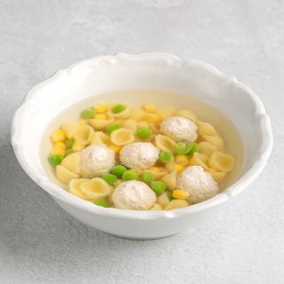 Бульон из цыпленка, фрикадельки, ракушки