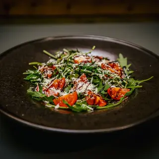Salata rucola, rosii cherry si parmezan