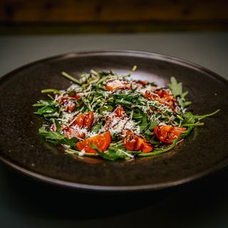 Salata rucola, rosii cherry si parmezan