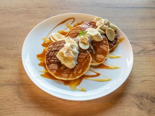 Pancakes z syropem klonowym i bananem 400g