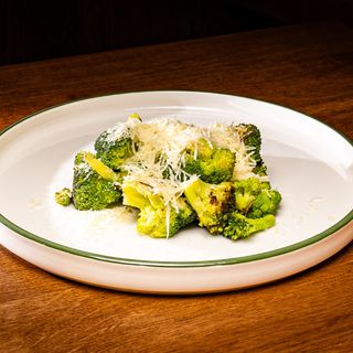 Broccoli călit cu parmezan și unt