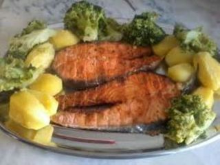 Salmão Grelhado com Batata Cozida e Salada