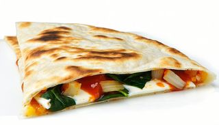 Piadina con spinata, cipolla e salsa harissa