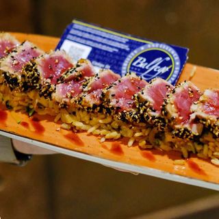 Tataki De Atún Rojo Sobre Wok De Verduras Y Arroz Thai