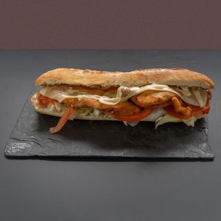 Baguette Con Pechuga, Queso Edam, huevo revuelto y mayonesa
